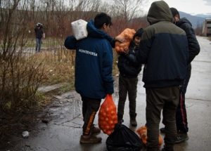 VIDEO/FOTO: Putem BIS ´Hilal´ iz Engleske uručena pomoć za 200 imigranata u Bihaću