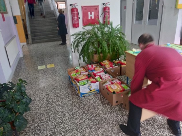 You are currently viewing FOTO: Akcija podjele 100 prehrambenih paketa u Novom Travniku, Travniku i Zenici