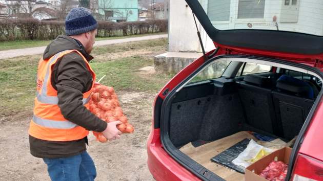 Read more about the article Donirano meso za 14 porodica u S. Mostu, novčana pomoć za porodicu u Starom Majdanu